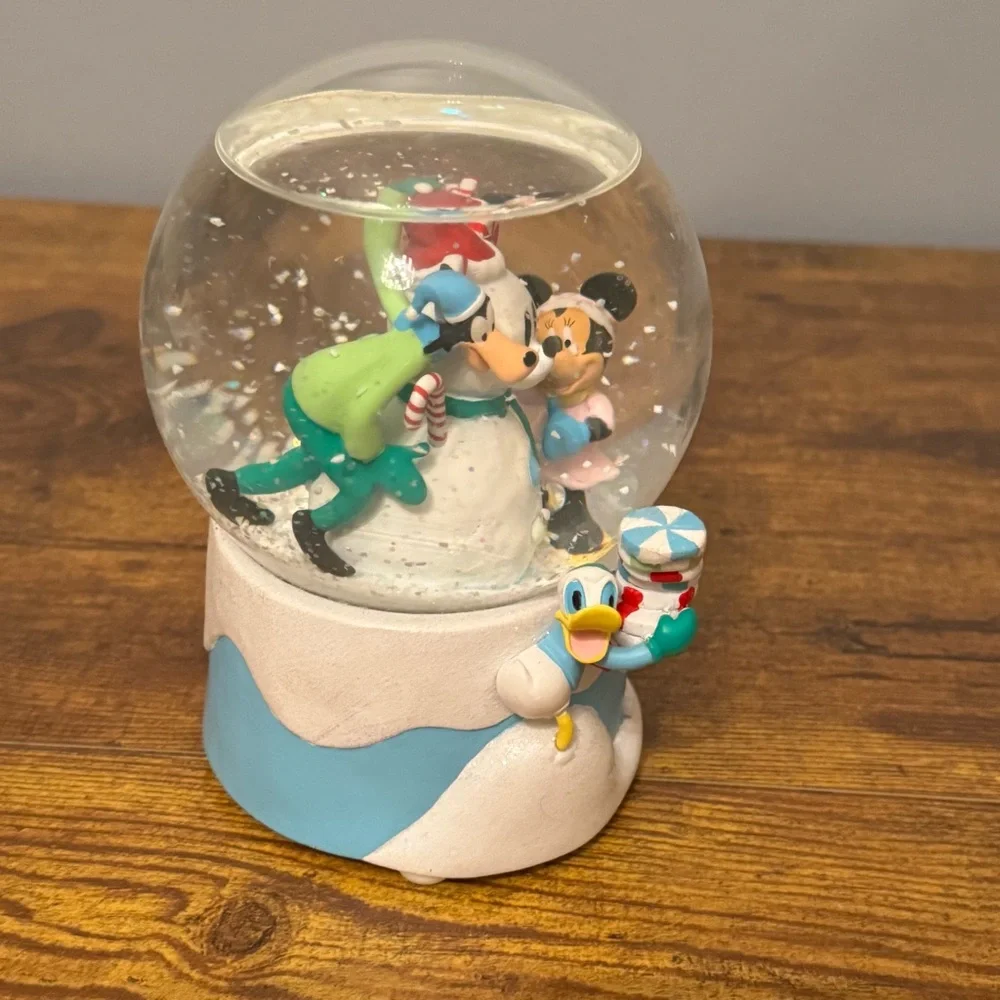 Disney Hallmark Musical‎ Snow Globe Christmas Candy Goofy Minnie Donald Mickey